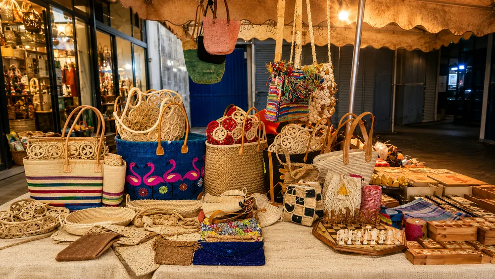 Stand artisanal Tendance Raphia sur un marché parisien