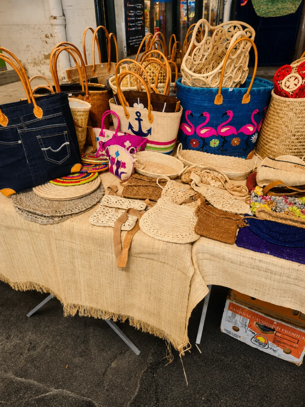 Sacs en raphia sur le stand artisanal à Paris