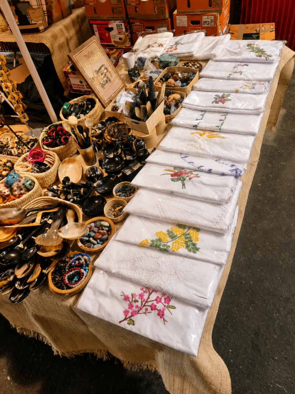 Linge brodé sur le stand